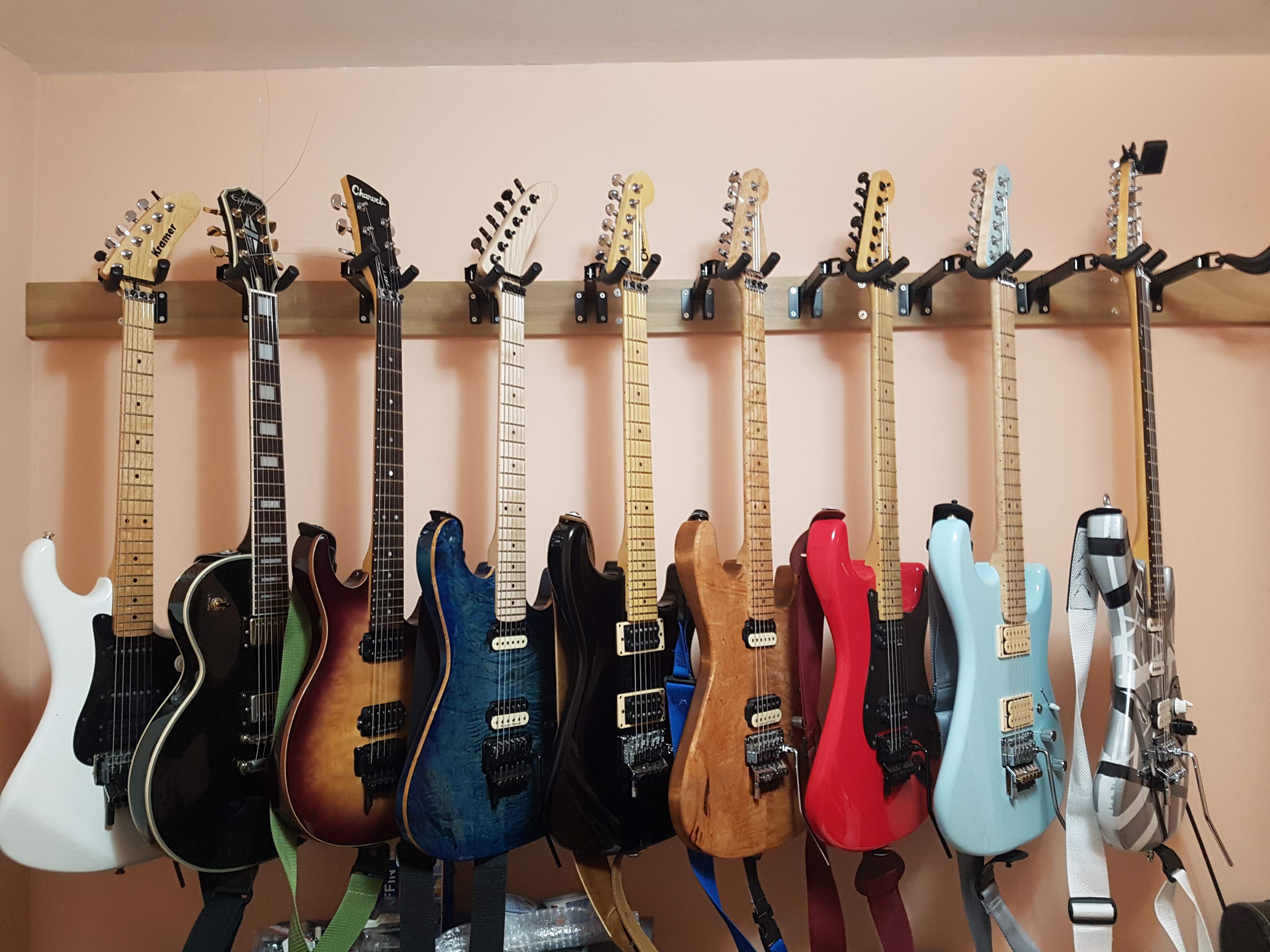 Slatwall guitar deals hanging system