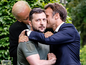 ZELENSKY_SNIFFED_BY_BIDEN_AND_NUZZLED_BY_MACRON_FVZ5KawVsAAeInr.png