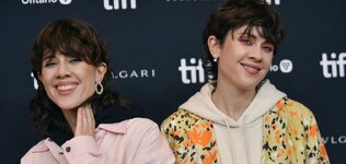 Tegan-and-Sara-perform-I-Cant-Grow-Up-on-Tonight-Show.jpg