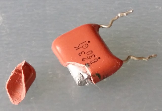 yamaha-rx-397-defective-capacitor-c254-cracked-open_930854.jpg